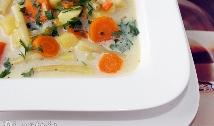 Delikatna zupa warzywna
